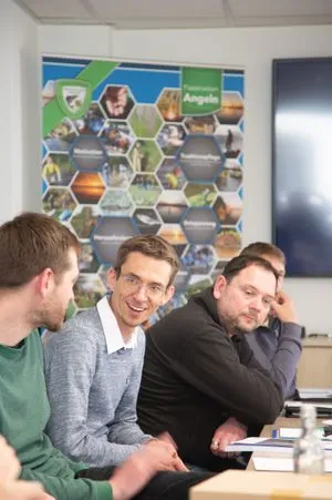 AVE Geschäftsführer René Häse erörtert die Auswahl der Projektgewässerabschnitte