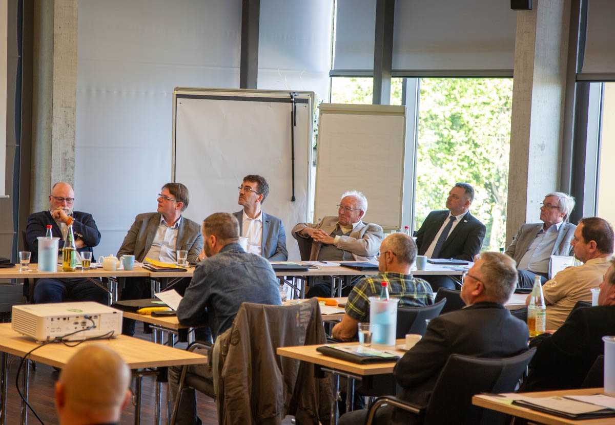 Tagungspräsidium mit Sandro Bauroth, Jens Felix, Jörg Szewczyk, Dieter Wandkowsky, Udo Witschas und Rolf Seidel